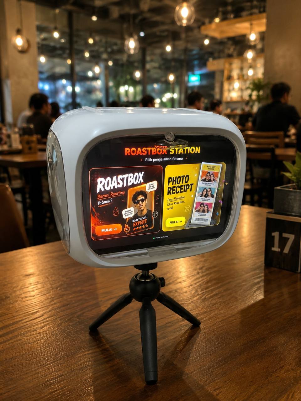 Roastbox Station dengan tripod di dalam kafe